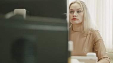 İn Office: bilgisayarda çalışan çekici kadın