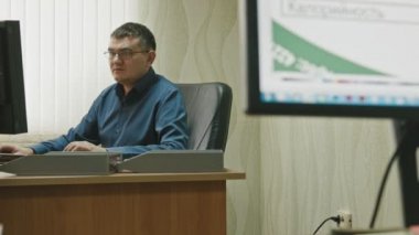 İn Office: çalışan adam gözlüklü bilgisayarda çalışma