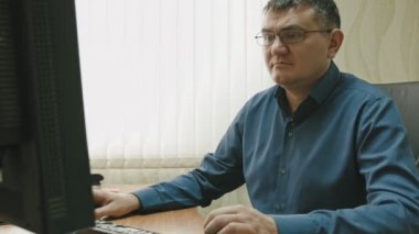 İn Office: bilgisayarda çalışma gözlüklü adam portresi yakın çekim