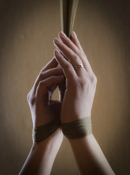 女の子はストッキングで縛られた手を持っている - クローズアップショット - かわいい爪マニキュアを示しています — ストック写真