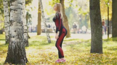 Seksi çekici kadın sarışın bikini-fitness modeli zeminde sonbahar parkta uzanan sarı yapraklar - bacak uzatma kaplı