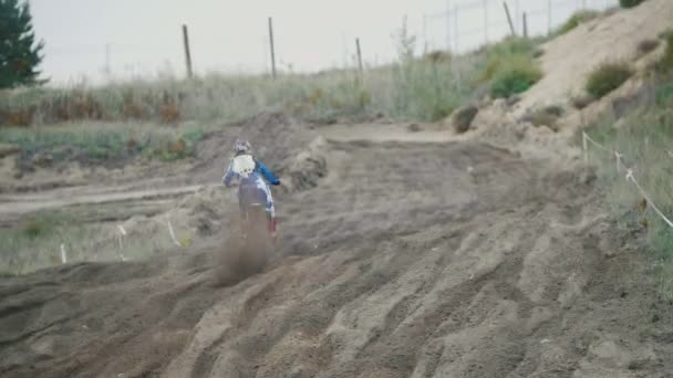 Vogsk, Russia - 24 september 2016, Slow motion: Motocross racer jumping. Rear view of biker on track — Stock Video