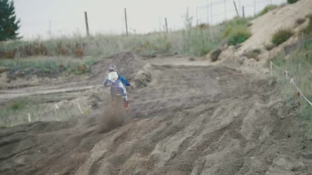 Vogsk, Russia - 24 sSeptember 2016, Slow motion: Motocross racer jumping. Вид сзади на байкера на трассе — стоковое видео