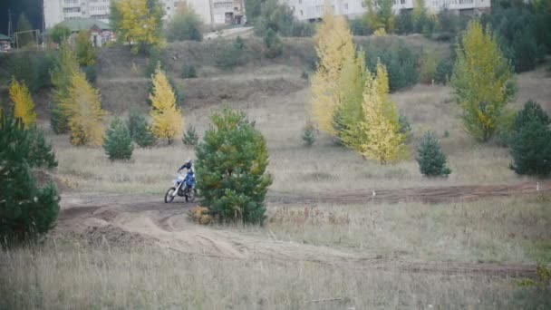 Vogsk, Rusko - 24 září 2016, motokrosový jezdec na dirt bike na trati v rychlém střílet, pomalý pohyb: — Stock video