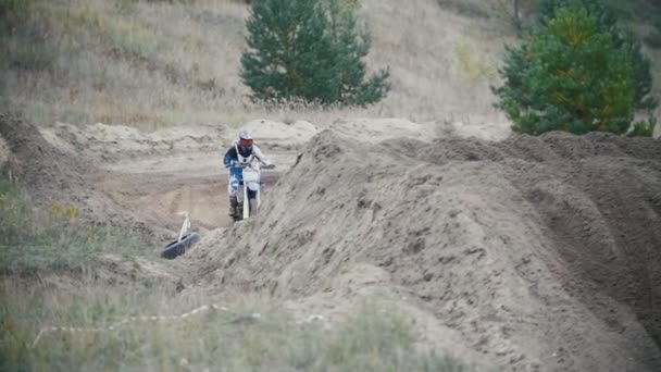 Vogsk, Rusya Federasyonu - 24 Eylül 2016, Motocross yarışçısı motorcu mavi tulum hızlı çekimi, ağır çekim, yolda atlama içinde yakın çekim — Stok video