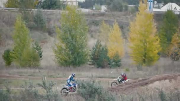 24 september 2016 - volgsk, russland, mx moto cross racing - mädchenradfahrerin fährt auf einem unbefestigten motorrad — Stockvideo