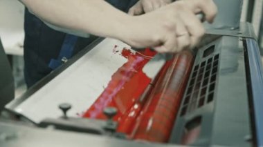 İşçi basımcılık baskı Sanayi kullanım kırmızı boya, mürekkep silindir üzerinde kapat
