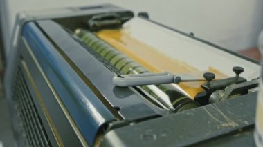 Basım endüstrisi sanayi - sarı boya mürekkep silindiri, yazdırma yakın çekim