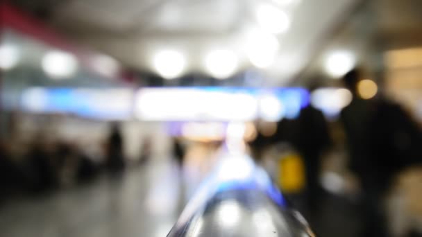 Crowd at moving staircase at airport - blurred abstract background — ストック動画