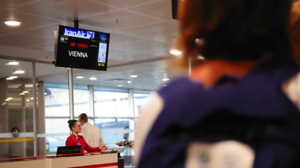 12 Outubro 2016 - Istambul, Turquia - Ataturk Airport: Passageiros embarcam em avião seguindo para Viena — Vídeo de Stock