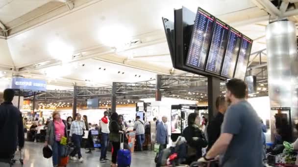 Istanbul, Türkei - 12. Oktober 2016: Passagiere am internationalen Flughafen Atatürk. — Stockvideo