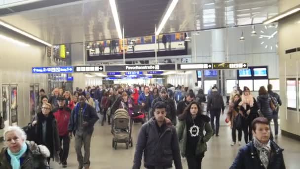 VIENNA, AUSTRIA - 12 OCT 2016: Train travelers walking to trains — Stock video