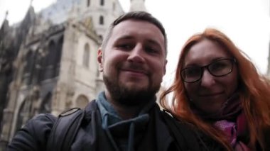 Avrupa sakallı adam genç çift ve Kızıl saçlı kadın Stephansplatz yakınındaki bir selfie Viyana, Avusturya, yağmurlu sonbahar yapar.
