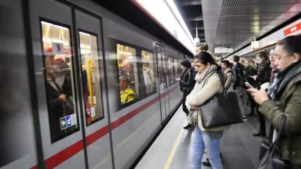 Вена, Австрия - Oct 12, 2016: View on subway station - people come to the coming train — стоковое видео