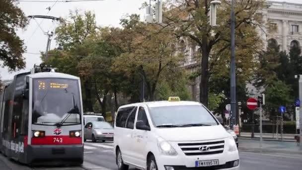 VIENA, AUSTRIA - 12 de octubre de 2016. Vista de la vida de las ciudades - tráfico en el centro, Burgring — Vídeo de stock