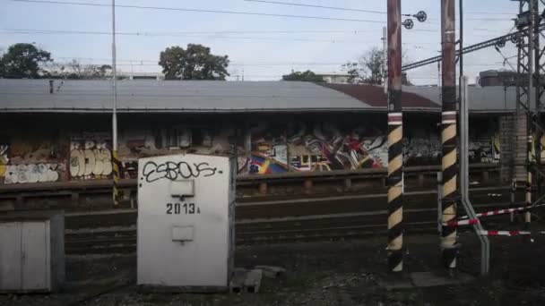 Brno, Repubblica Ceca - 14 ott 2016: l'infrastruttura stradale alla stazione ferroviaria — Video Stock