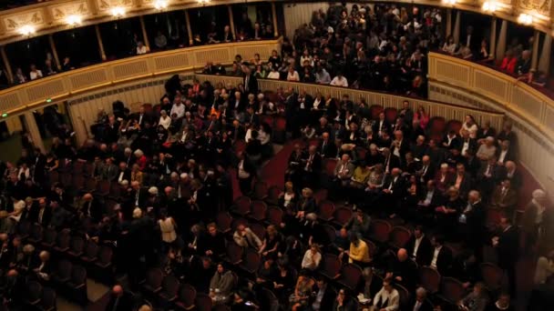 Bécs, Ausztria - 13 oct 2016: Opera - Tosca Giacomo Puccinis. A standokon az előadás előtt a néző — Stock videók