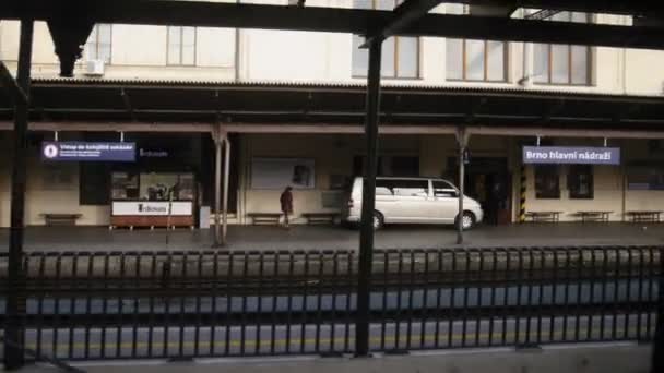 Брно, Чехия - 14 октября 2016 года: люди ждут поезда на железнодорожном вокзале — стоковое видео