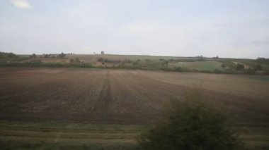Bir tren penceresinden - Avrupa sonbahar alanları meadows görüntülemek