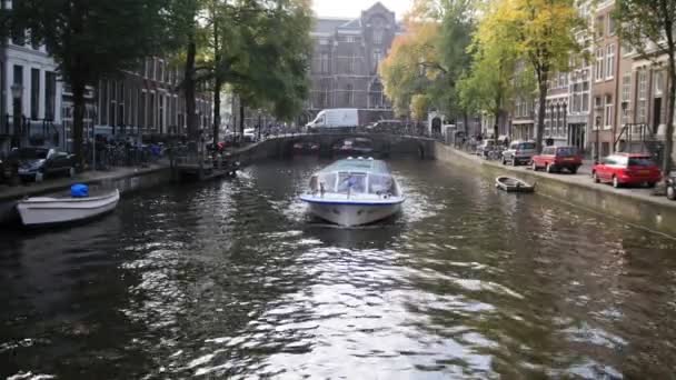 Ámsterdam, Países Bajos, 18 de octubre de 2017, Tour boat sails in Amsterdam canal, Holanda, Países Bajos — Vídeos de Stock