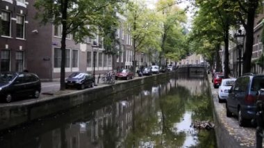 Amsterdam kenti: sabah erken, bulutlu gün, sonbahar - otomobil ve bisiklet park kanal - Hollanda