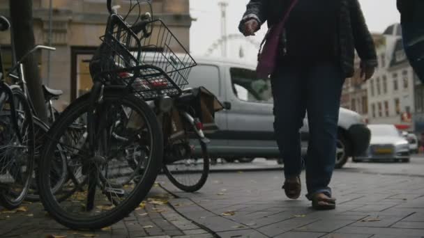 AMSTERDAM, NETHERLANDS - припаркован велосипед в центре города — стоковое видео