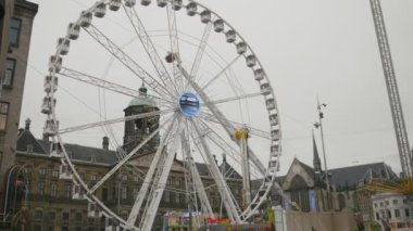 Amsterdam, Hollanda - 16 Ekim 2016, eğlence parkı - Dam Meydanı nda dönme dolap - tarihi merkezi, Holland sermaye, telefoto