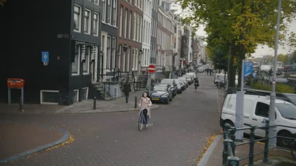 AMSTERDAM, NETHERLANDS - 16 oct 2016, riders of bicycles on city street, slow-motion — ストック動画