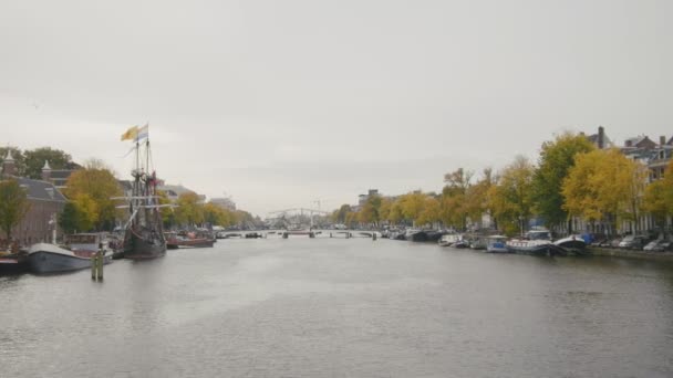 Исторически подлинный фрегат пришвартовался на канале в Амстердаме, Голландия, Нидерланды — стоковое видео