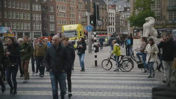 AMSTERDAM, NETHERLANDS - 16 oct 2016, Piața Barajului - centrul istoric al Hollandei CAPITAL, turiști, biciclete și mașini pe stradă, mișcare lentă — Videoclip de stoc