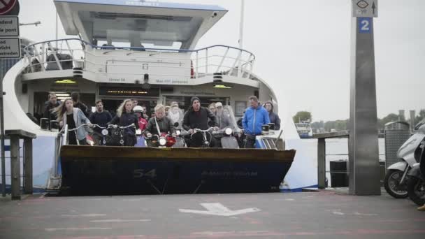 AMSTERDAM, PAÍSES BAJOS.18 oct 2016: Ferry a buiksloterweg - peatones, bicicletas, scooters - pasajeros salen del barco, cámara lenta — Vídeo de stock