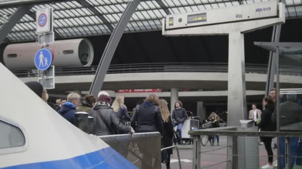 Amszterdam, a Netherlands.18 TOT 2016: Ferry buiksloterweg - gyalogosok, kerékpárok, robogó - utasok elhagyni a hajó, és megy a vasútállomás — Stock videók