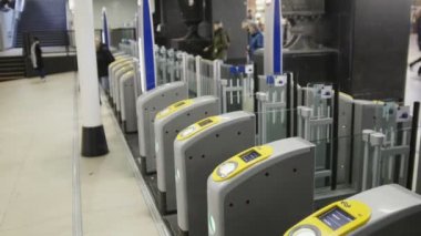 Amsterdam, Hollanda - 18 Ekim 2016: bilet gate tren istasyonunda, doğrulama kullanarak insanlar. Havaalanı Check-in şehir ulaşım, perspektif