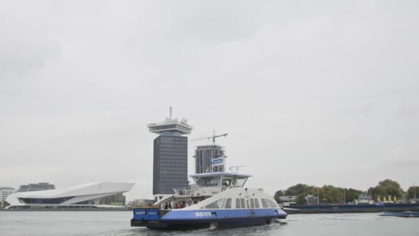 AMSTERDAM, LES PAYS-BESOINS 18 oct 2016 : Ferry pour buiksloterweg - suivre la rivière ij — Video