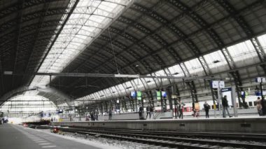 Amsterdam, Hollanda. 18 Ekim 2016. Tren istasyonunda tren geldiğinde