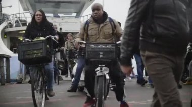 Amsterdam, Netherlands.18 Ekim 2016: buiksloterweg - yaya, Bisiklet, scooter - yolcu feribot bırak gemi