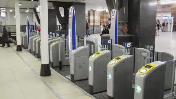 阿姆斯特丹，荷兰-2016 年 10 月 18 日︰ 人们在火车站，验证使用检票口。机场检查英寸城市运输. — 图库视频影像