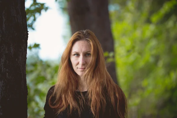 Retrato de joven hermosa hembra de pie en el bosque de verano —  Fotos de Stock