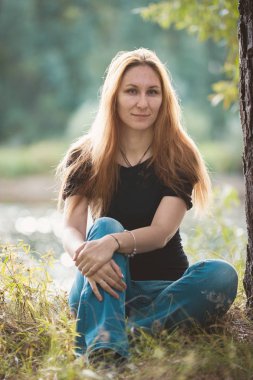 Orman nehir, Rusya, Sibirya oturan genç çekici kadın portresi