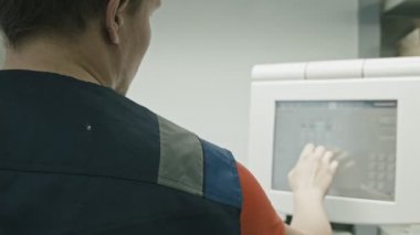 Poligraphy sanayi - işçi kullanın yüksek teknoloji monitör Yazdırılan bir süreç için arka görüş