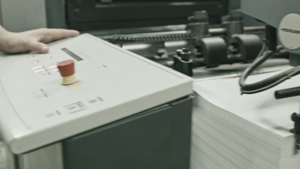 Processo di stampa - fogli di alimentazione di carta, industria poligrafica, grandangolo — Video Stock