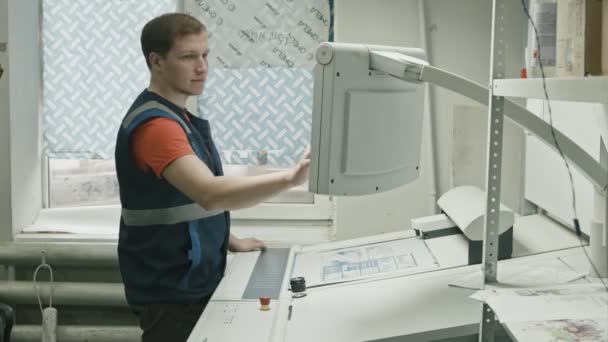 Полиграфическая промышленность - работники используют сенсорный монитор для печатного процесса — стоковое видео