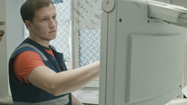 Industria de la poligrafía: el trabajador utiliza un monitor de alta tecnología para el proceso impreso — Vídeo de stock