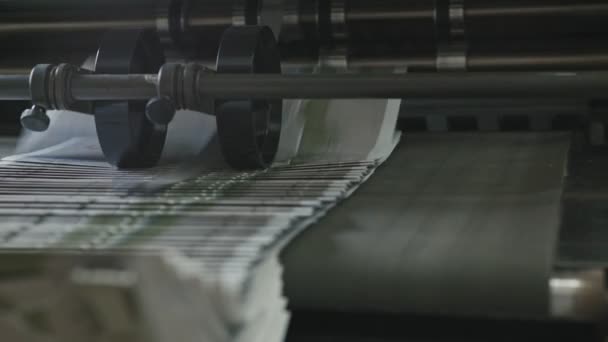 Proceso de impresión en la industria del polígrafo: folletos que se mueven en la cinta transportadora, muy de cerca — Vídeos de Stock