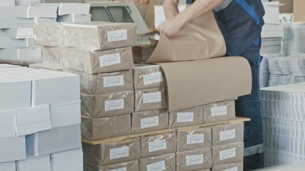 Работник завода на складе упаковки коробки для доставки — стоковое видео