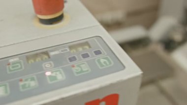 Katlama makinesi üzerinde baskı yalan makinesi sanayi - kırmızı düğmeye ve Zincirleme makara, yakın çekim