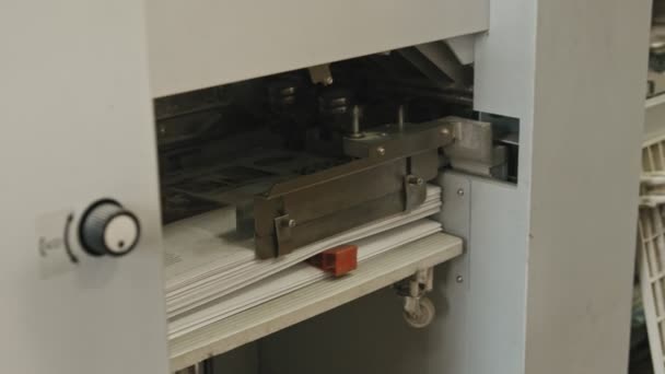 Processo de polígrafo no interior - máquina de dobrar na indústria de impressão - as folhas de papel que se movem através do gasoduto — Vídeo de Stock