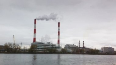 Endüstriyel manzara - termik santral Nehri tüpünden duman