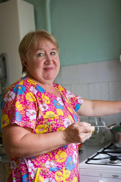 Пожилая женщина на кухне дома — стоковое фото