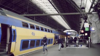 Amsterdam, Hollanda. 16 Ekim 2016. Tren istasyonunda tren geldiğinde
